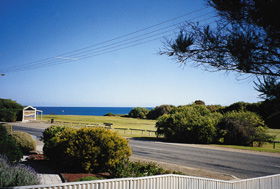 Botts Beach Retreat - Accommodation Redcliffe 2