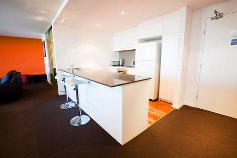 B7 Honeysuckle Apartments - Accommodation Redcliffe 2