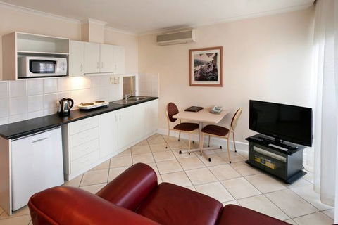 BEST WESTERN Ensenada Motor Inn & Suites - Accommodation Redcliffe 1