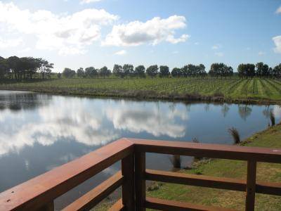 Bettenay's Lakeside Loft Spa Apartment - Accommodation Redcliffe 1