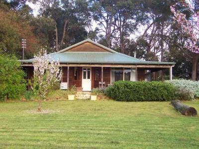 Bettenay's Lakeside Loft Spa Apartment - Accommodation Redcliffe 3