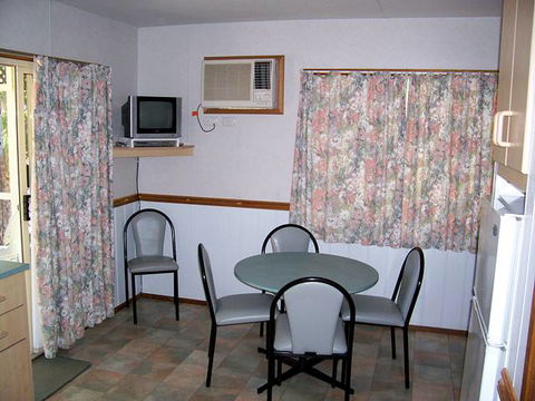 Highway Tourist Village - Accommodation Redcliffe 2