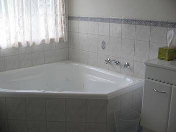 Macburn Self Contained Cottages, Dog Friendly - Accommodation Redcliffe 0
