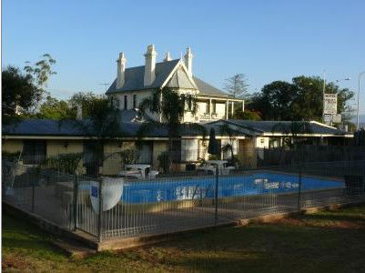 Airlie House Motor Inn - Accommodation Redcliffe 0
