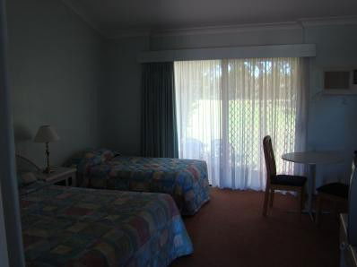 Airlie House Motor Inn - Accommodation Redcliffe 2