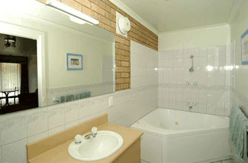 Surf City Motel - Accommodation Redcliffe 2