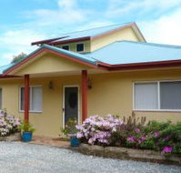 Whitby on Wallis Lakefront Cottage - Accommodation Redcliffe