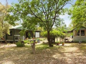 Red Tractor Retreat - Accommodation Redcliffe 0