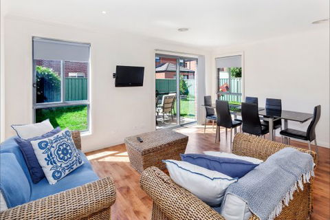 Phoenix House - Ballarat Townhouses - Accommodation Redcliffe 3