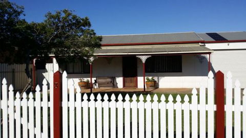 Angas Cottage - Accommodation Redcliffe 2