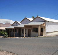 Carmines Antiques and Accommodation - Accommodation Redcliffe
