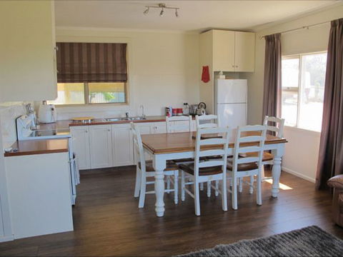 Fensom's Holiday Home - Accommodation Redcliffe 5