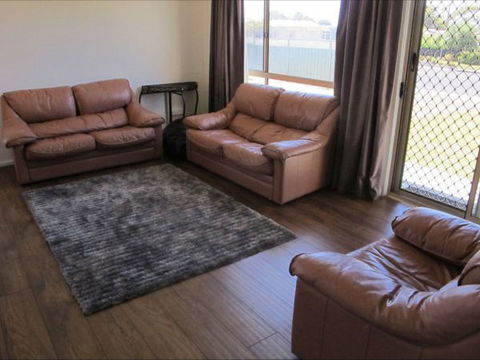 Fensom's Holiday Home - Accommodation Redcliffe 7
