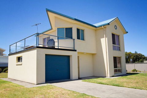 Fensom's Holiday Home - Accommodation Redcliffe 31