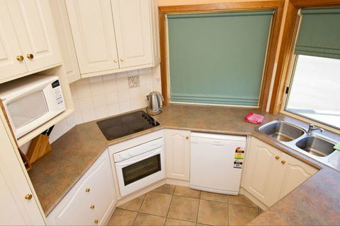 Fensom's Holiday Home - Accommodation Redcliffe 32