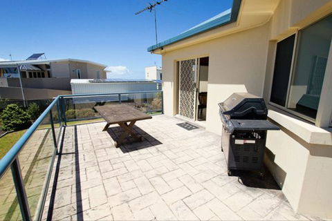 Fensom's Holiday Home - Accommodation Redcliffe 33