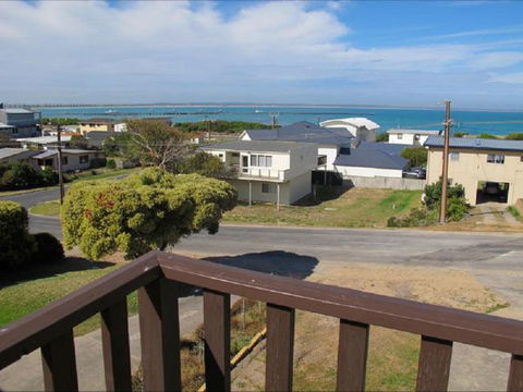 Fensom's Holiday Home - Accommodation Redcliffe 30