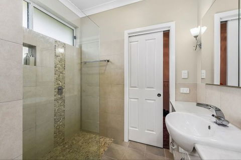 Fensom's Holiday Home - Accommodation Redcliffe 13