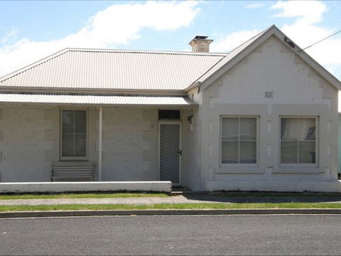 Fensom's Holiday Home - Accommodation Redcliffe 0