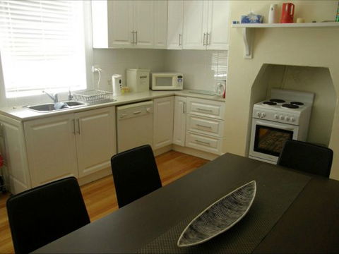 Fensom's Holiday Home - Accommodation Redcliffe 1