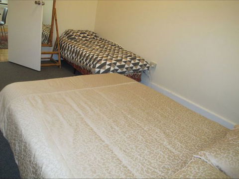 Fensom's Holiday Home - Accommodation Redcliffe 3