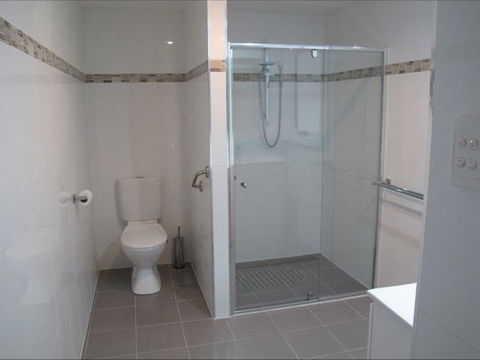 Fensom's Holiday Home - Accommodation Redcliffe 4