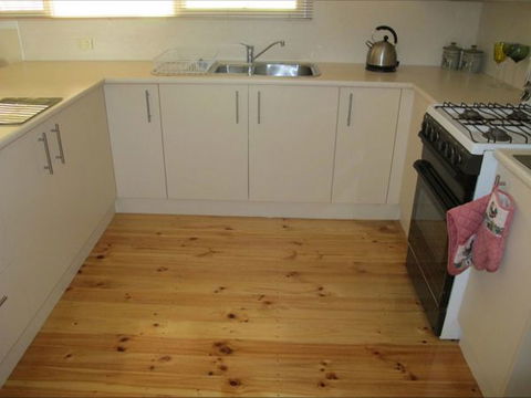 Fensom's Holiday Home - Accommodation Redcliffe 15