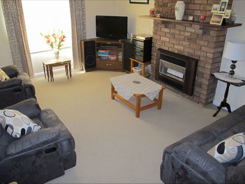 Fensom's Holiday Home - Accommodation Redcliffe 16