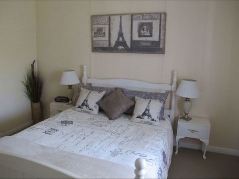 Fensom's Holiday Home - Accommodation Redcliffe 17