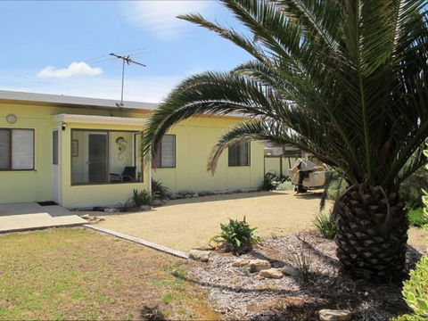 Fensom's Holiday Home - Accommodation Redcliffe 18