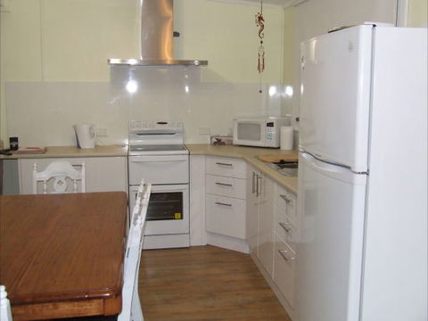 Fensom's Holiday Home - Accommodation Redcliffe 19