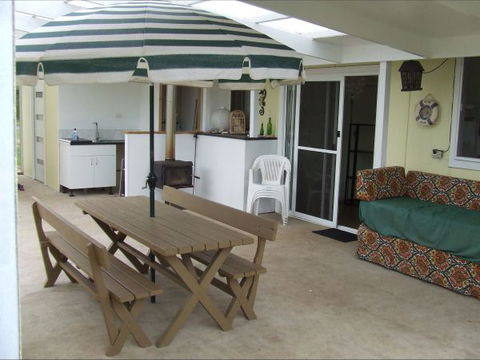 Fensom's Holiday Home - Accommodation Redcliffe 20