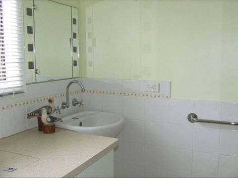 Fensom's Holiday Home - Accommodation Redcliffe 21