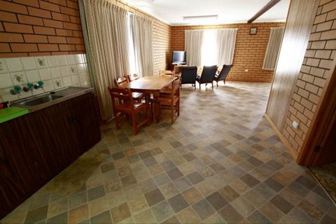 Fensom's Holiday Home - Accommodation Redcliffe 23