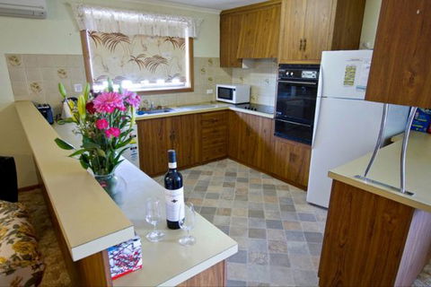 Fensom's Holiday Home - Accommodation Redcliffe 24