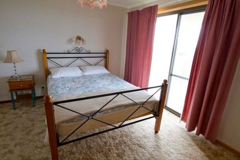Fensom's Holiday Home - Accommodation Redcliffe 25