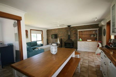 LJ Hooker Goolwa Holiday Rentals - 15 Eaton Avenue, Goolwa Beach - Accommodation Redcliffe 1