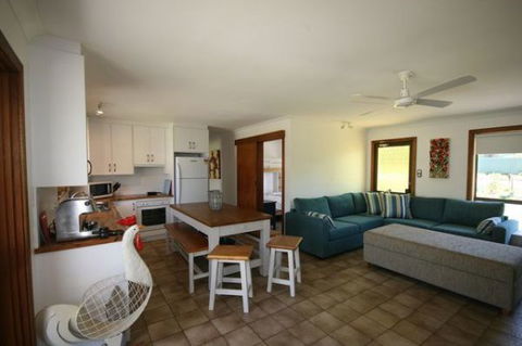 LJ Hooker Goolwa Holiday Rentals - 15 Eaton Avenue, Goolwa Beach - Accommodation Redcliffe 2