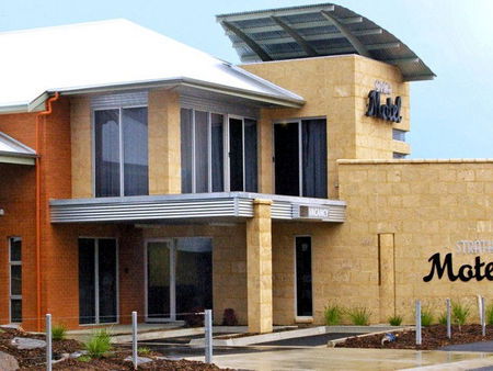 Strath Motel - Accommodation Redcliffe 0