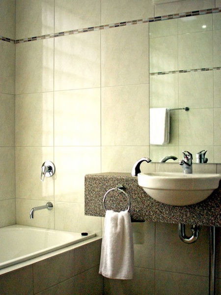 Strath Motel - Accommodation Redcliffe 2