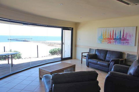 Cliff House Beachfront Villas - Accommodation Redcliffe 2