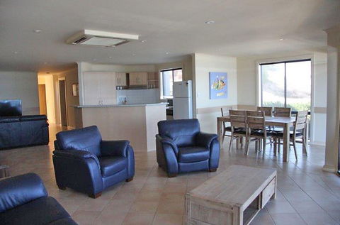 Cliff House Beachfront Villas - Accommodation Redcliffe 4