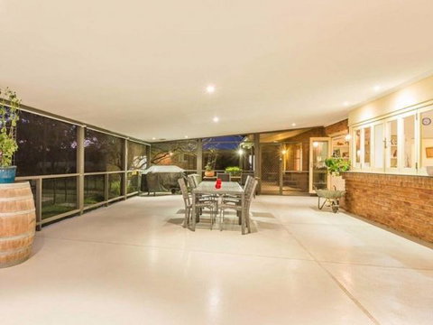 Abelia House - Accommodation Redcliffe 2