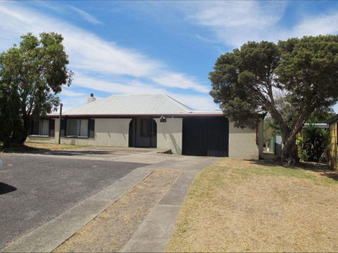 Carthew Street Holiday Home - Accommodation Redcliffe 0