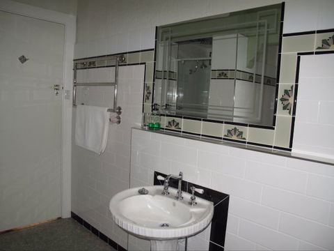 B&B Wodonga - Art Deco Accommodation - Accommodation Redcliffe 9