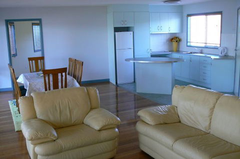 Sandy Point Beach Escape - Accommodation Redcliffe 3