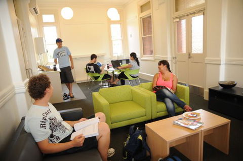 Yarra House - Accommodation Redcliffe 5