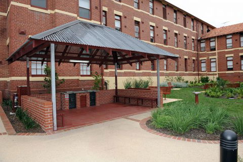 Yarra House - Accommodation Redcliffe 7