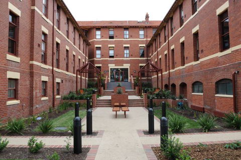 Yarra House - Accommodation Redcliffe 9