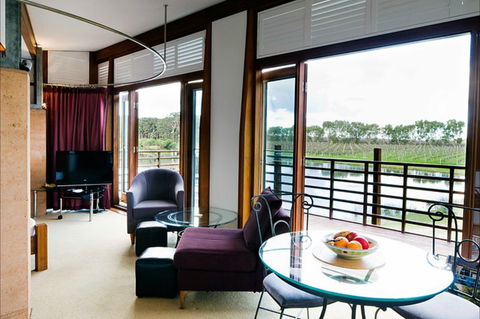 Bettenay's Lakeside Chalets And Luxury Spa Apartment - Accommodation Redcliffe 0